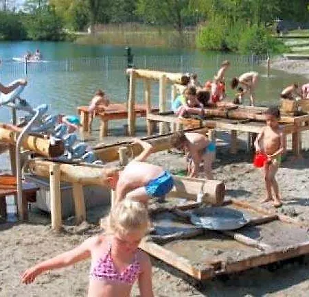 ホリデーパーク Verzorgd In De Betuwe Op Park Met Natuurbad *