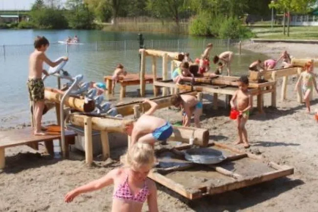 Verzorgd In De Betuwe Op Park Met Natuurbad Kompleks wypoczynkowy Beesd